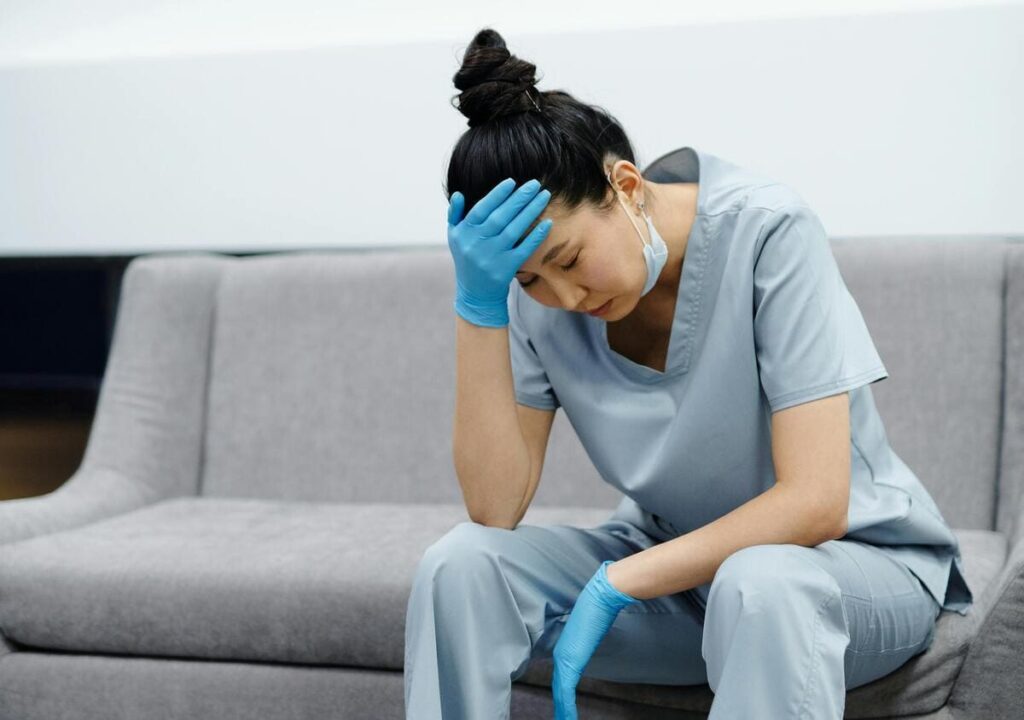 soignant fatigué du manque de temps pour faire des soins de qualité